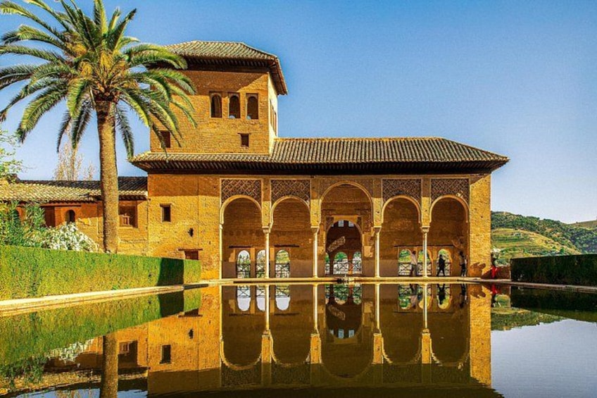 Skip-the-line Alhambra and Nasrid Palaces Tour in Granada 2