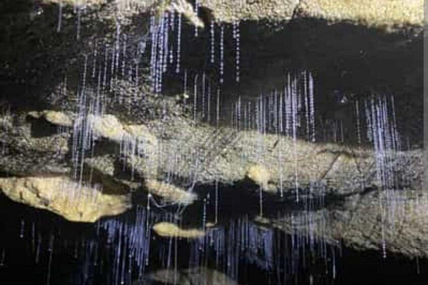 Eine Höhle mit Stalaktiten und Stalagmiten. 1