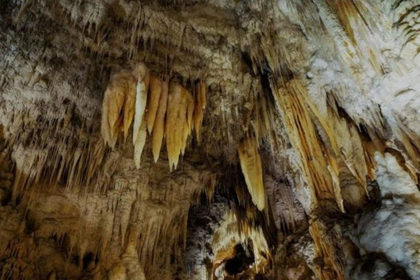 Eine Höhle mit Stalaktiten und Stalagmiten. 2