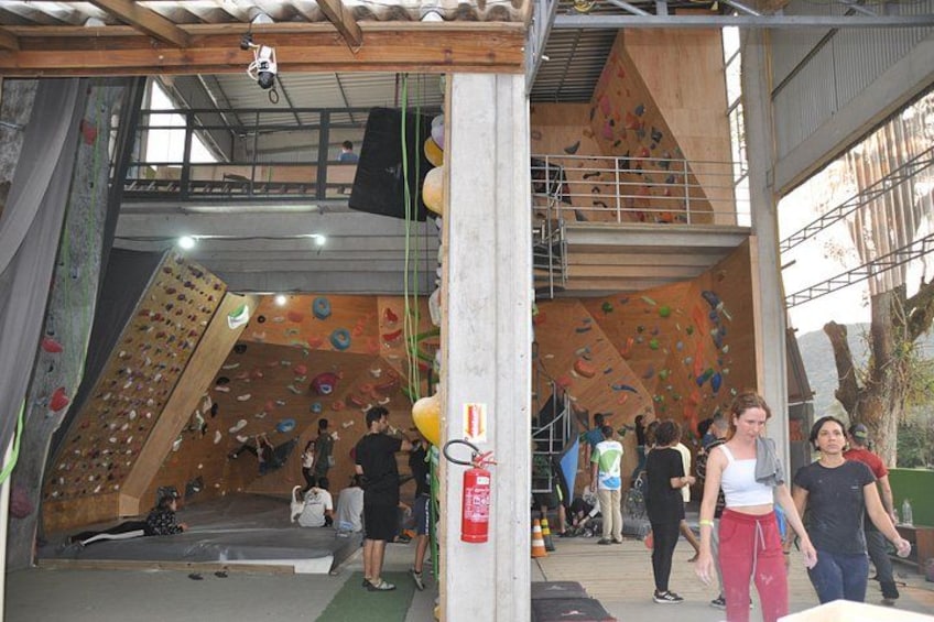 Una palestra di roccia indoor con diverse pareti da arrampicata, tra cui una parete in legno. 4