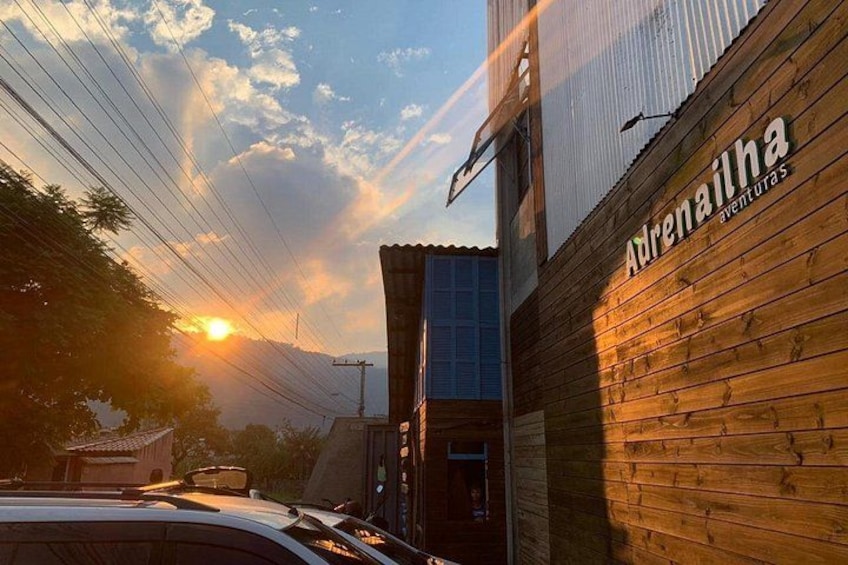 Un edificio con il cartello 'Adrenalinha aventuras' al tramonto. 2