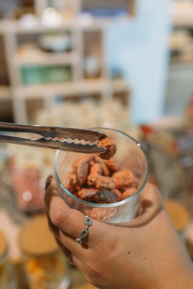 En person holder en glasskål med en portion chokoladeis. 5