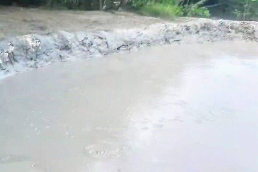 Superficie embarrada e irregular con una pequeña masa de agua. 2