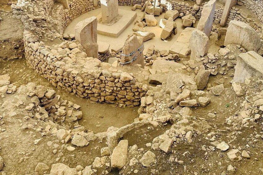 Ruinas antiguas con muros de piedra y piedras dispersas. 2