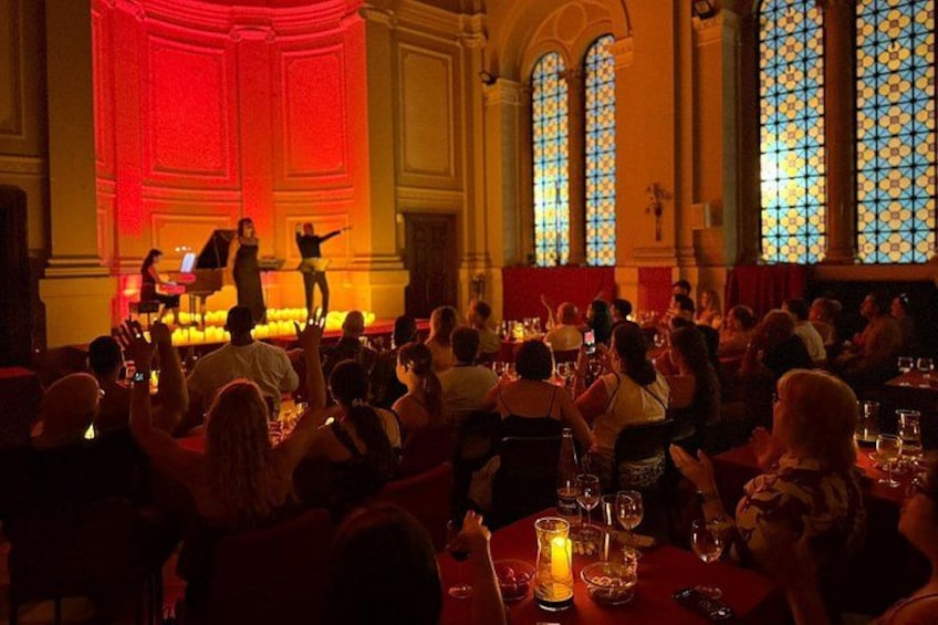 Un evento formal con un escenario, público y vidrieras. 3