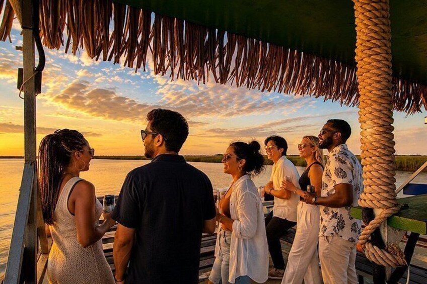 Un grupo de personas en un bote durante el atardecer. 2