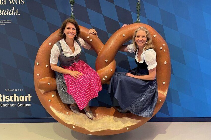 Deux personnes assises sur un fauteuil en forme de bretzel. 2