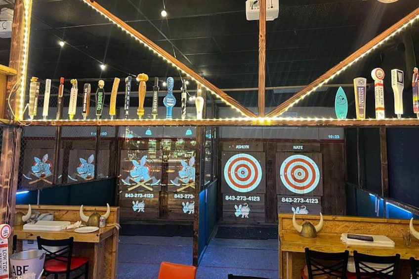 Un bar con mobiliario de madera, una barra y un letrero de neón. 5