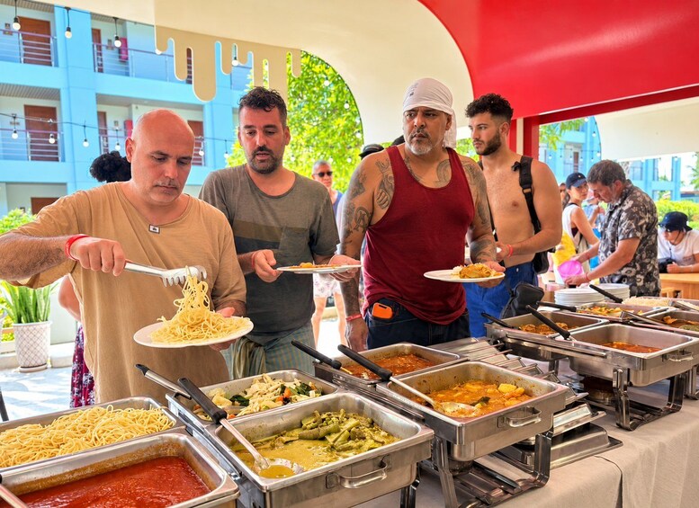 Des personnes se servent à un buffet proposant différents plats. 5