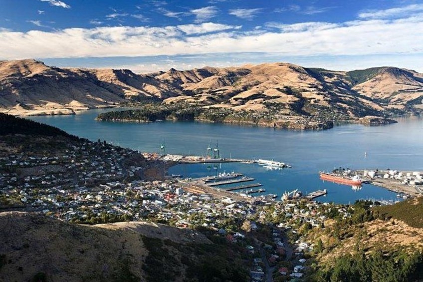 Une ville côtière dotée d’un port, de bateaux et entourée de montagnes. 4