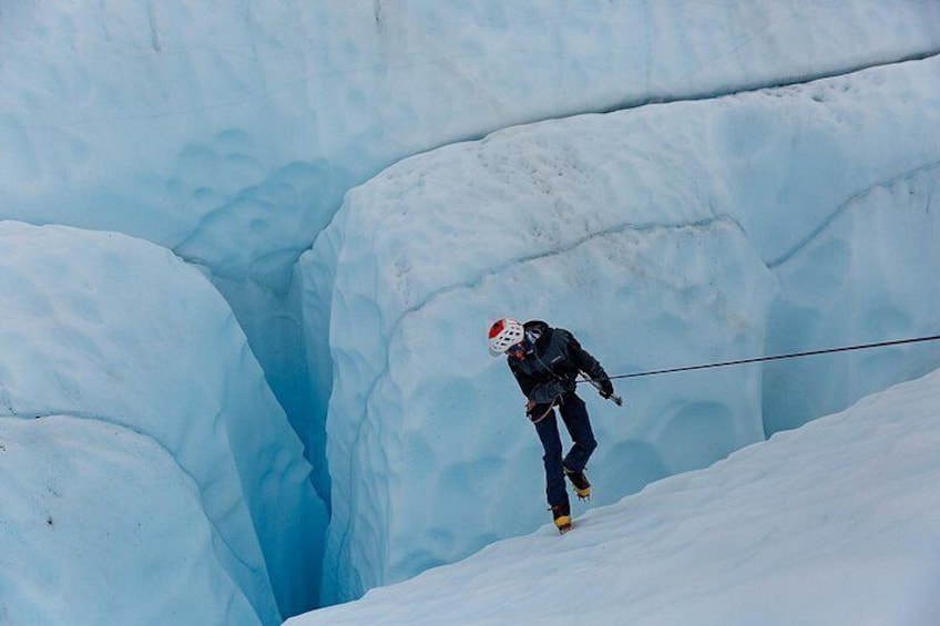 Une personne qui pratique l’escalade sur glace dans un glacier. 2