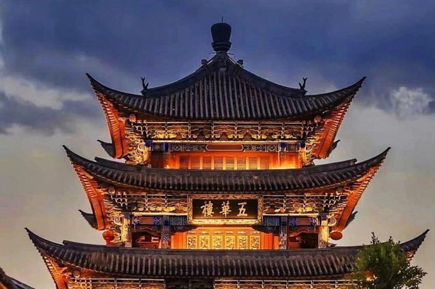 Une pagode chinoise traditionnelle à plusieurs niveaux, dont les détails sont illuminés sur fond de ciel crépusculaire. 1