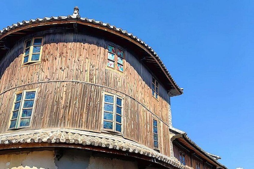 Un bâtiment en bois doté d’un toit incurvé et de nombreuses fenêtres. 3