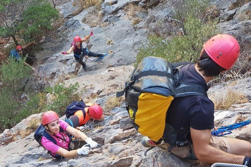 Un groupe de personnes qui gravit un sentier montagneux et rocailleux. 2