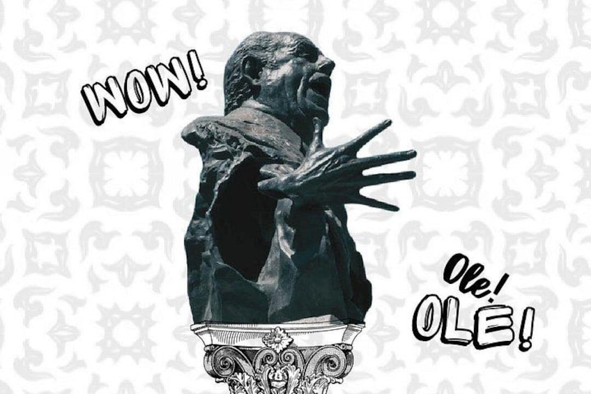 En staty med inskriptionerna ”WOW!” och ”OLE!”. 5