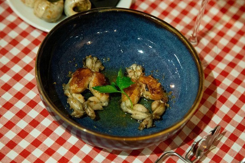 Eine blaue Schüssel mit Essen auf einer rot-weißen karierten Tischdecke. 2