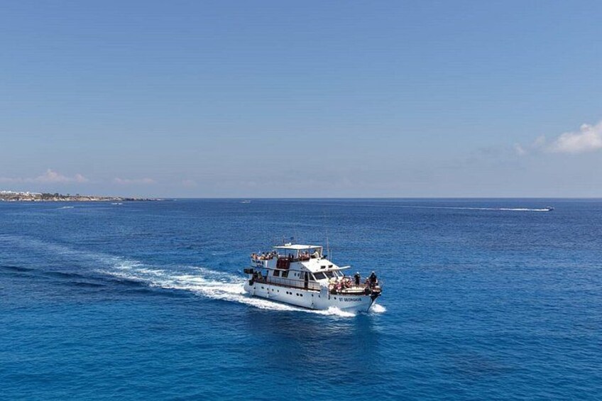 Ein weißes Boot mit Passagieren auf ruhiger See. 3