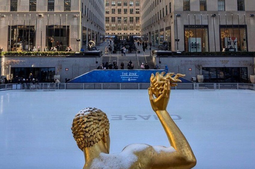 Une statue dorée se dresse sur une place publique, avec des bâtiments en arrière-plan. 3