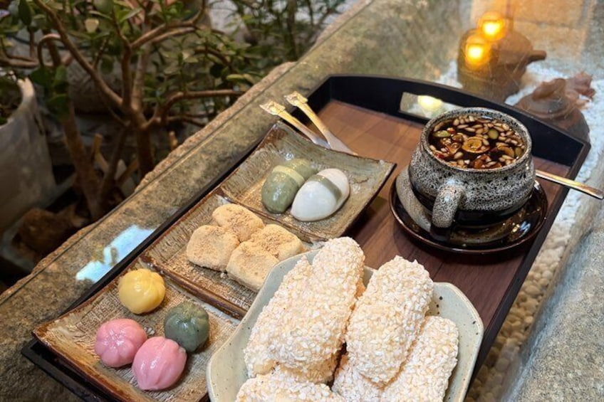 Hanbok in Palace and Traditional Dessert 4