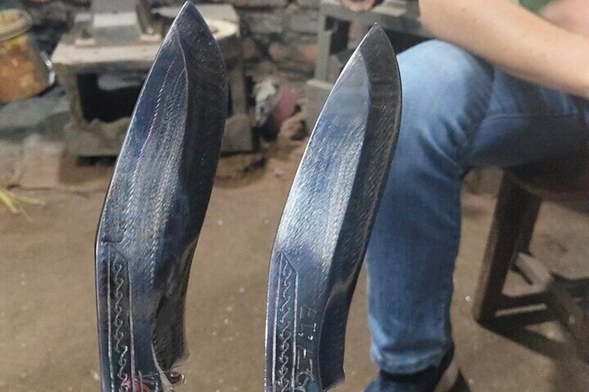 Un par de zapatos negros desgastados con diseños intrincados en las suelas. 4