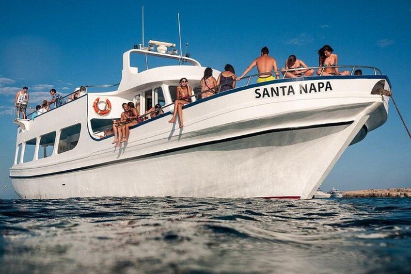 En båd ved navn 'SANTA NAPA' med mennesker om bord. 3