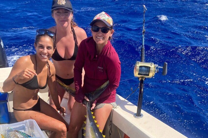Tres personas en un bote con una caña de pescar y un pez. 3
