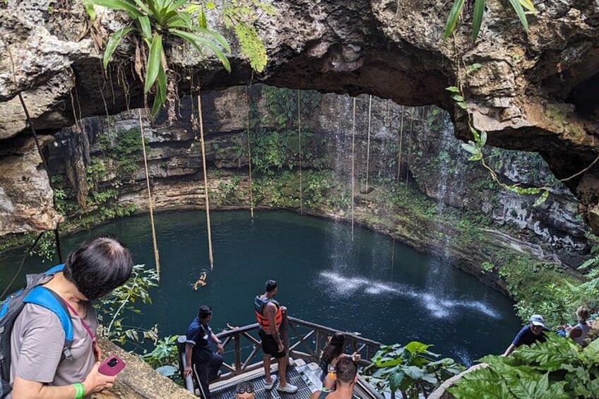 Una piscina natural con gente alrededor. 3