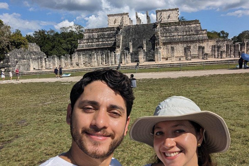 Un sitio histórico con ruinas antiguas y un campo cubierto de hierba. 5