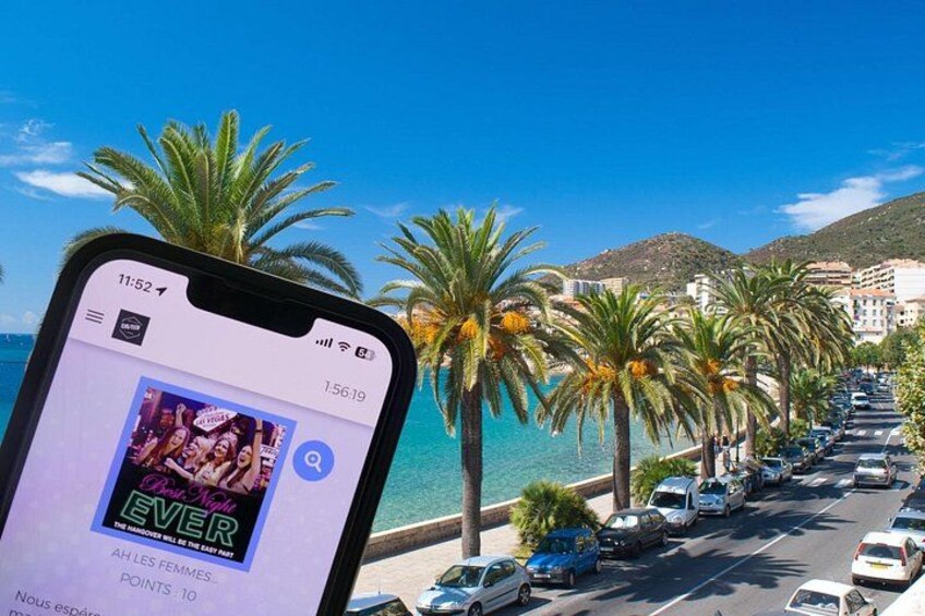 Un teléfono inteligente mostrando la portada de un álbum de música con palmeras y una playa al fondo. 3