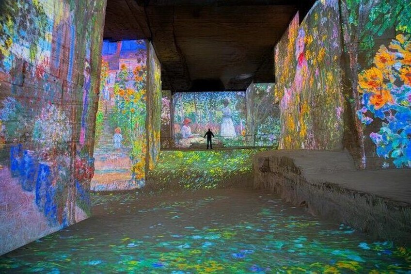 Un ambiente interno con proiezioni colorate su pareti e pavimento, che creano un'atmosfera artistica e vivace. 2