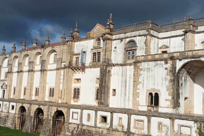 Un edificio histórico con ventanas de arco y fachada de piedra. 2