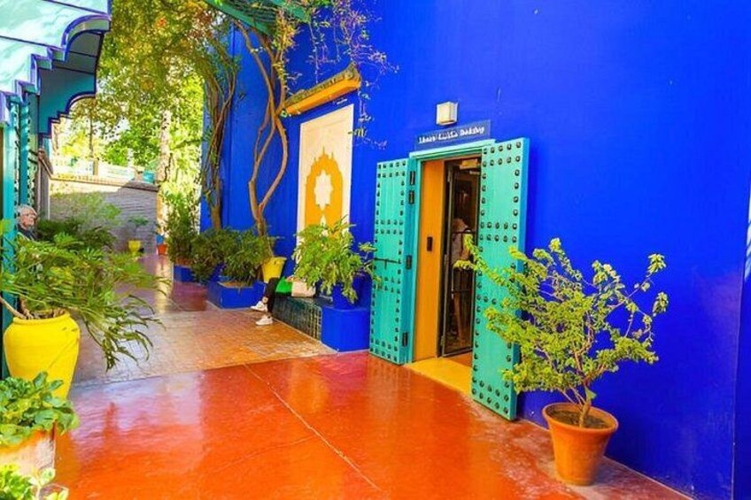 Un bâtiment d’un bleu éclatant, sur la porte duquel on peut lire l’inscription « Casa de la Cultura ». 5