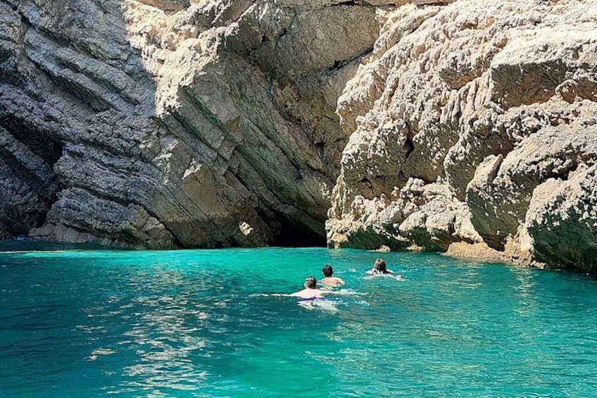 Arrábida Wild beaches and caves all day with snorkeling 3