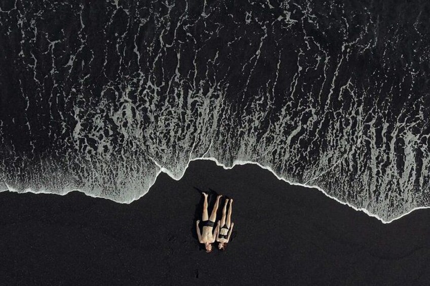 Una persona descansando en la playa mientras las olas rompen en la orilla. 4