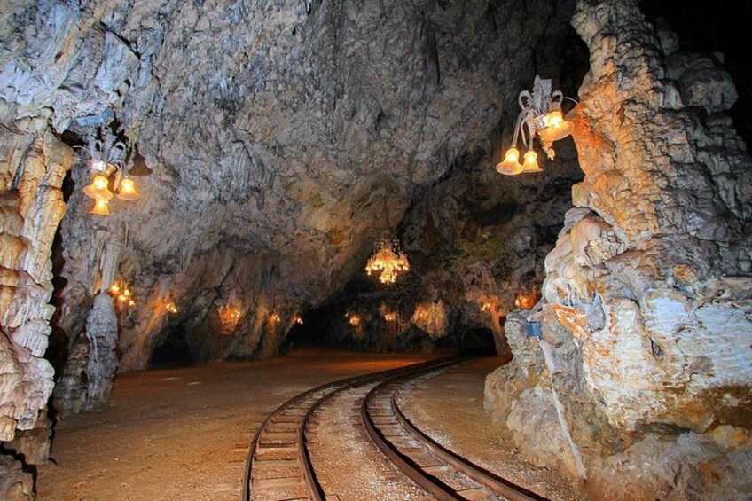 Postojna cave & Predjama castle by Sigismundi Luxury Adventures 5