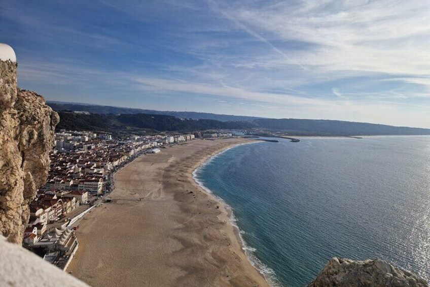 Un paisaje urbano costero con playa, edificios y cielo despejado. 1