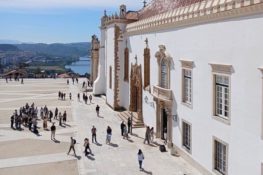 Un edificio histórico con arquitectura ornamentada, un amplio patio abierto y vistas del paisaje circundante. 4