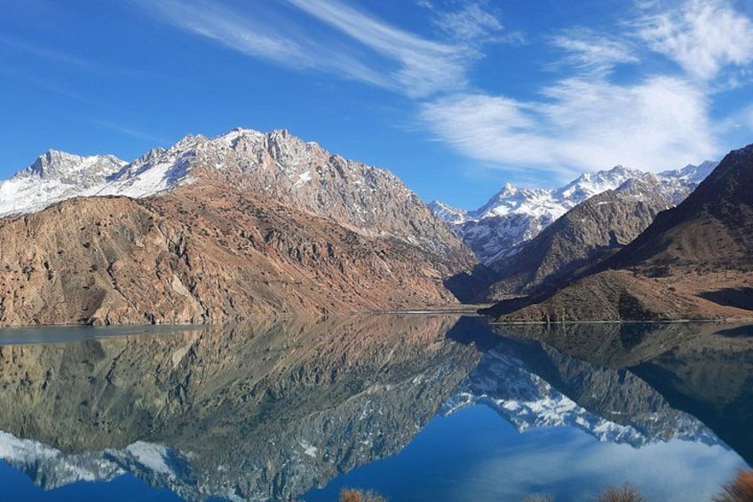 Ein Gebirge mit einem See, der die Berggipfel spiegelt. 1