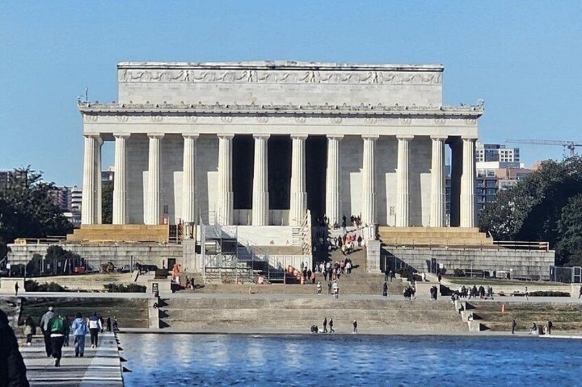 Die Parthenon in Athen, Griechenland, mit Touristen, die herumgehen, und einem Gewässer im Vordergrund. 2