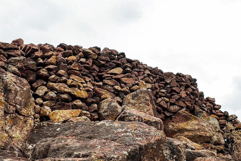 Un gran montón de rocas y grandes piedras. 2
