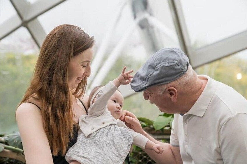 Una familia con un bebé en un invernadero. 3