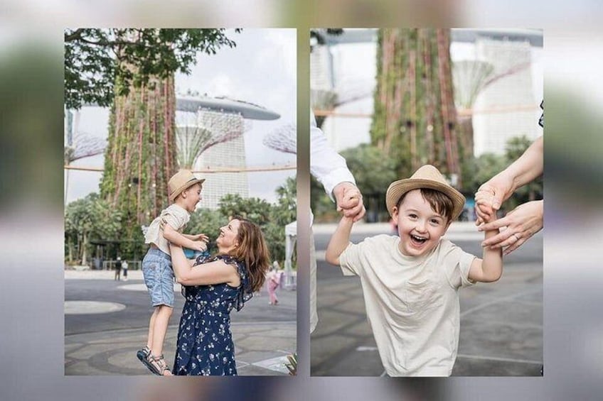 Una familia con un niño, levantado por un adulto, en un entorno urbano con arquitectura moderna. 5