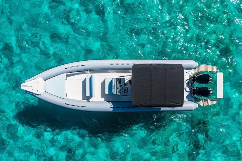 Un petit bateau à moteur sur une eau turquoise et limpide. 4