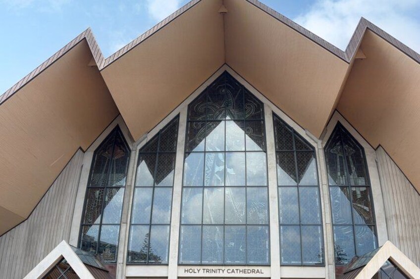 Un bâtiment doté d’un toit en forme de flèche et de grandes fenêtres, portant l’inscription « CATHÉDRALE DE LA SAINTE-TRINITÉ ». 3