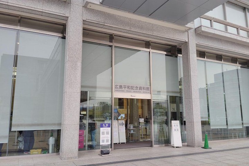 Een gebouw met grote glasramen en een bord met Chinese tekst. 2