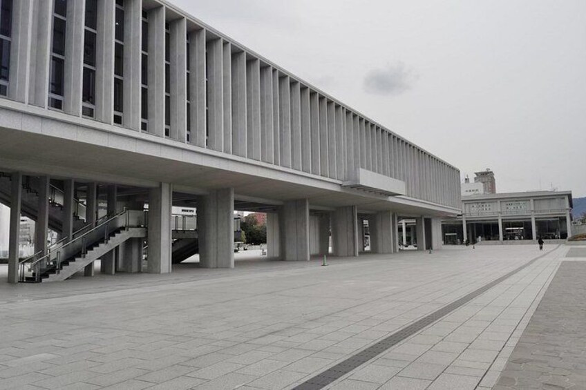 Een modern gebouw met een plat dak en een overdekte doorgang. 3