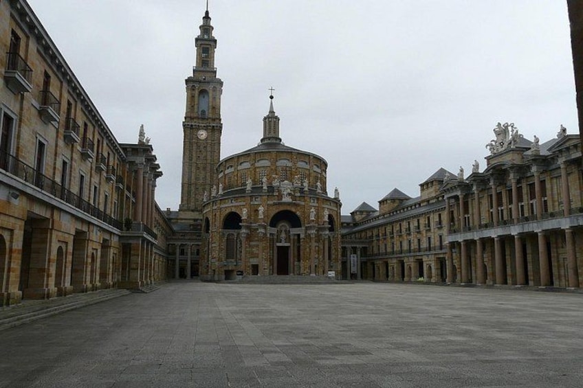 Une cour historique avec un bâtiment central doté d’un dôme et d’une tour horloge. 5