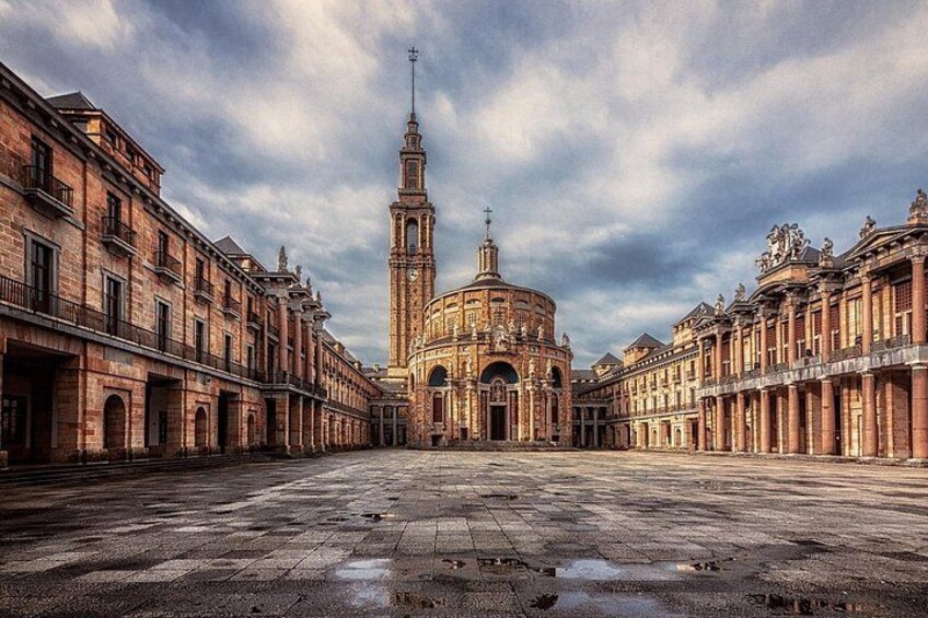 Une place historique, dominée par une église remarquable, avec un haut clocher et un dôme, le tout entouré d’une architecture classique. 1
