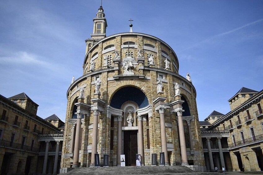 Un bâtiment historique doté d’un dôme, de colonnes et de statues. 3