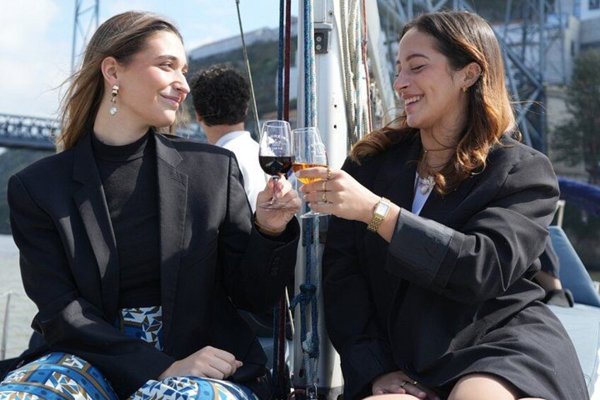 Due persone brindano con bicchieri di vino su una barca. 2